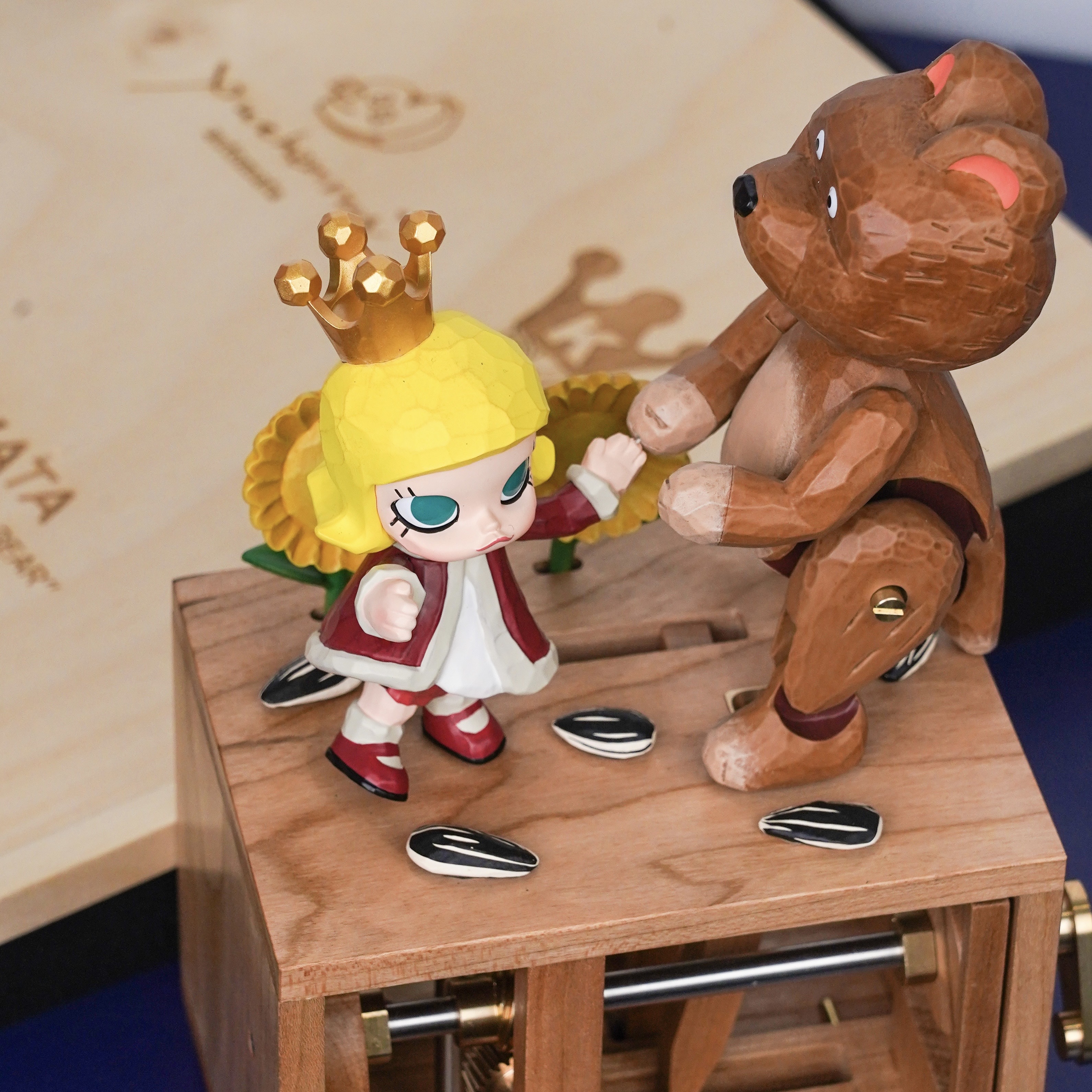 MOLLY Dancing with the bear 20th Anniversary Exhibition Limited Edition Figure - POPBOXSS